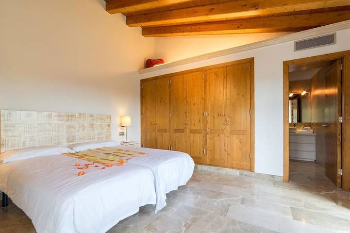 Chalet Piscina Privada Grande Wiffi cobertura Casa y Piscina Vistas Montaña in Crestatx, Sa Pobla