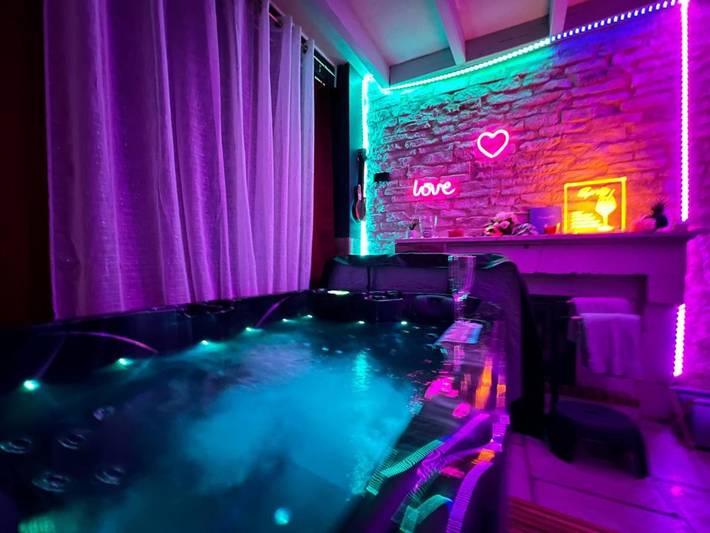 Location de vacances pour 6 personnes, avec jacuzzi et terrasse à Avanton