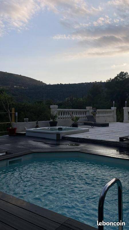 Maison de vacances pour 4 personnes, avec piscine et jardin ainsi que vue et terrasse à Tourrette-Levens