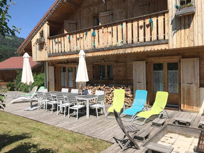 Chalet pour 13 personnes, avec piscine et jardin ainsi que sauna et jacuzzi, adapté aux familles