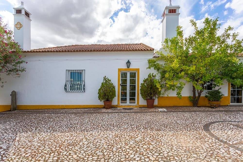Luxurious Traditional  Farmhouse on Alentejano Cork Farm in Redondo, Évora District