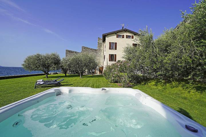 Villa für 7 Personen, mit Seeblick und Garten sowie Terrasse in Gargnano