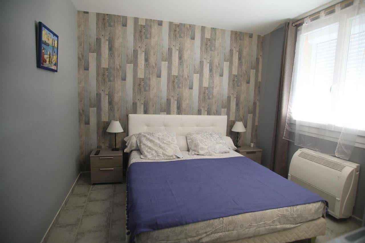 Double Room with Private External Bathroom in Roquevaire, Côte méditerranéenne (France)