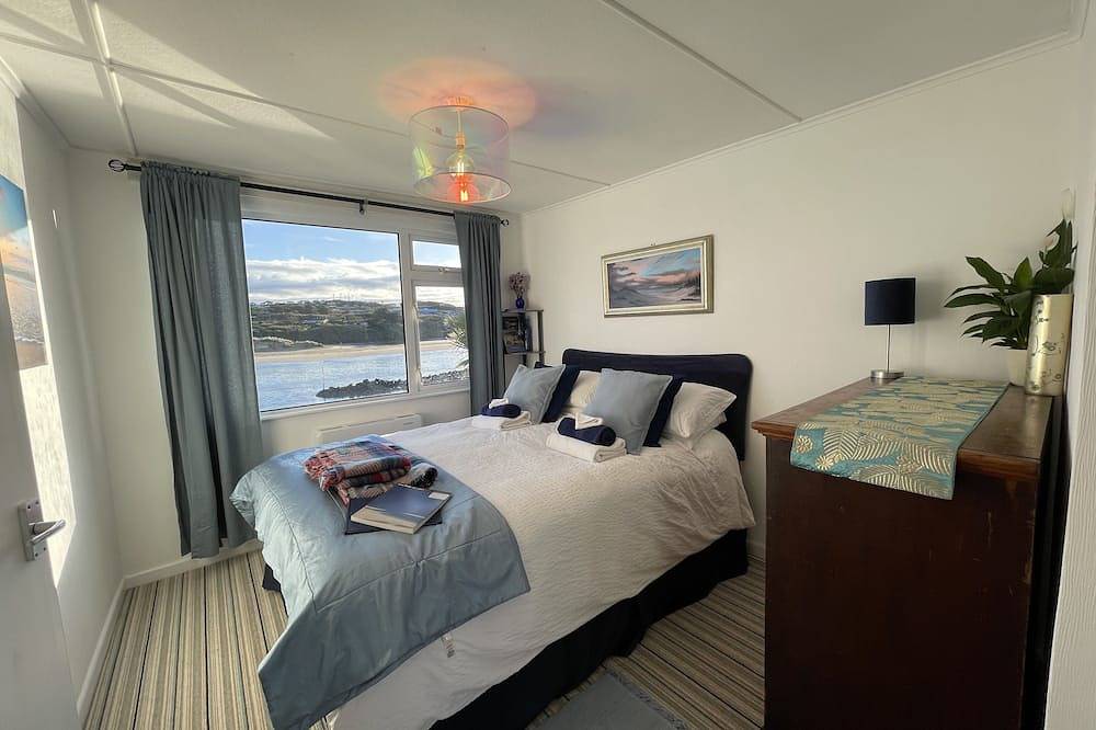 Beachpad's Beach House on *Best Beach 2024 The Times with +Hot Tub Parking Wifi in Hayle, Cornwall