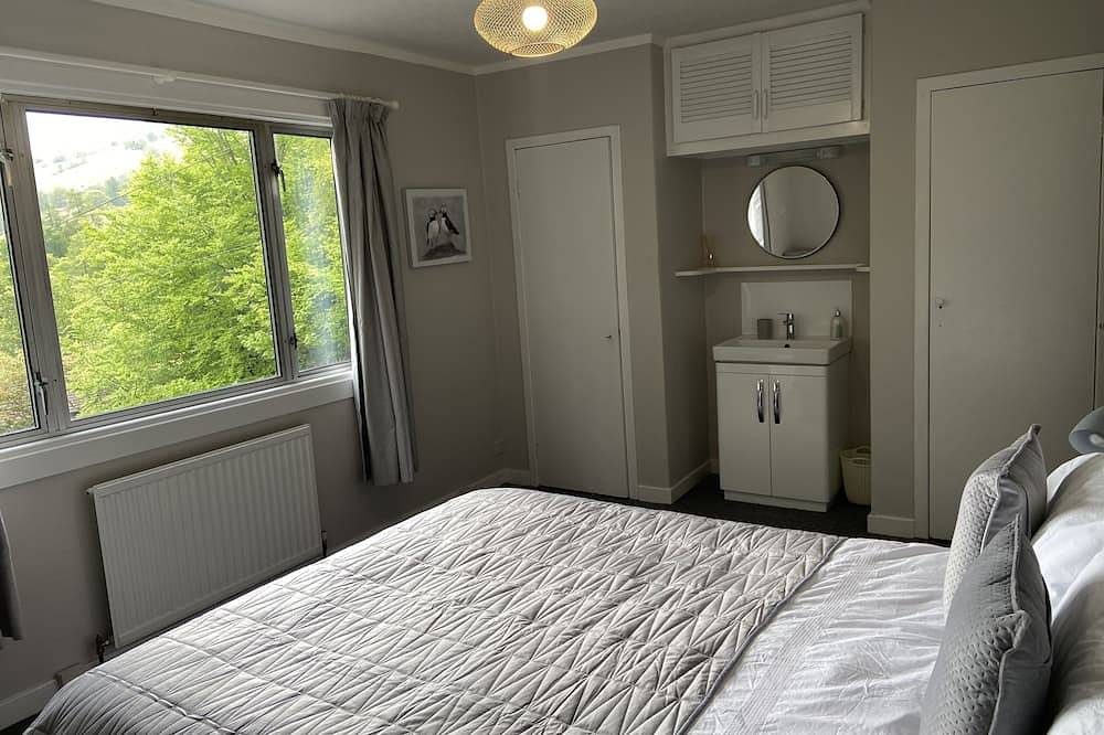 Loch Lomond holiday cottage, stunning views, weekly discounts available in Loch Lomond, Argyll & Bute