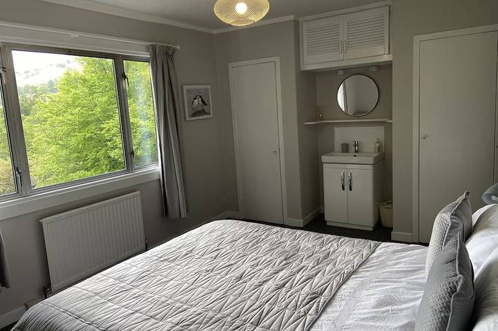 Loch Lomond holiday cottage, stunning views, weekly discounts available in Loch Lomond, Argyll & Bute