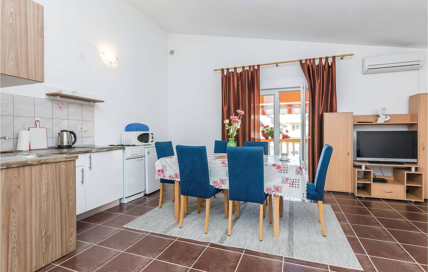 Hel ferieleilighet, Ferieleilighet for 9 personer med terrasse in Vir