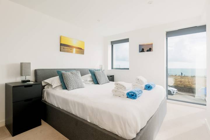 Entire apartment, Rise and Shine - With a Balcony On the Seafront in Bournemouth, South West England