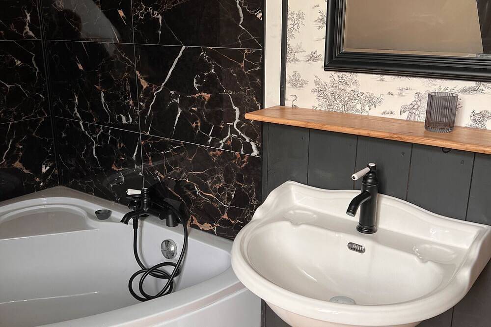 Chambre d'hôtes 'Très Belle Suite Familiale' avec piscine partagée, terrasse privée et Wi-Fi in Luynes, Région de Tours
