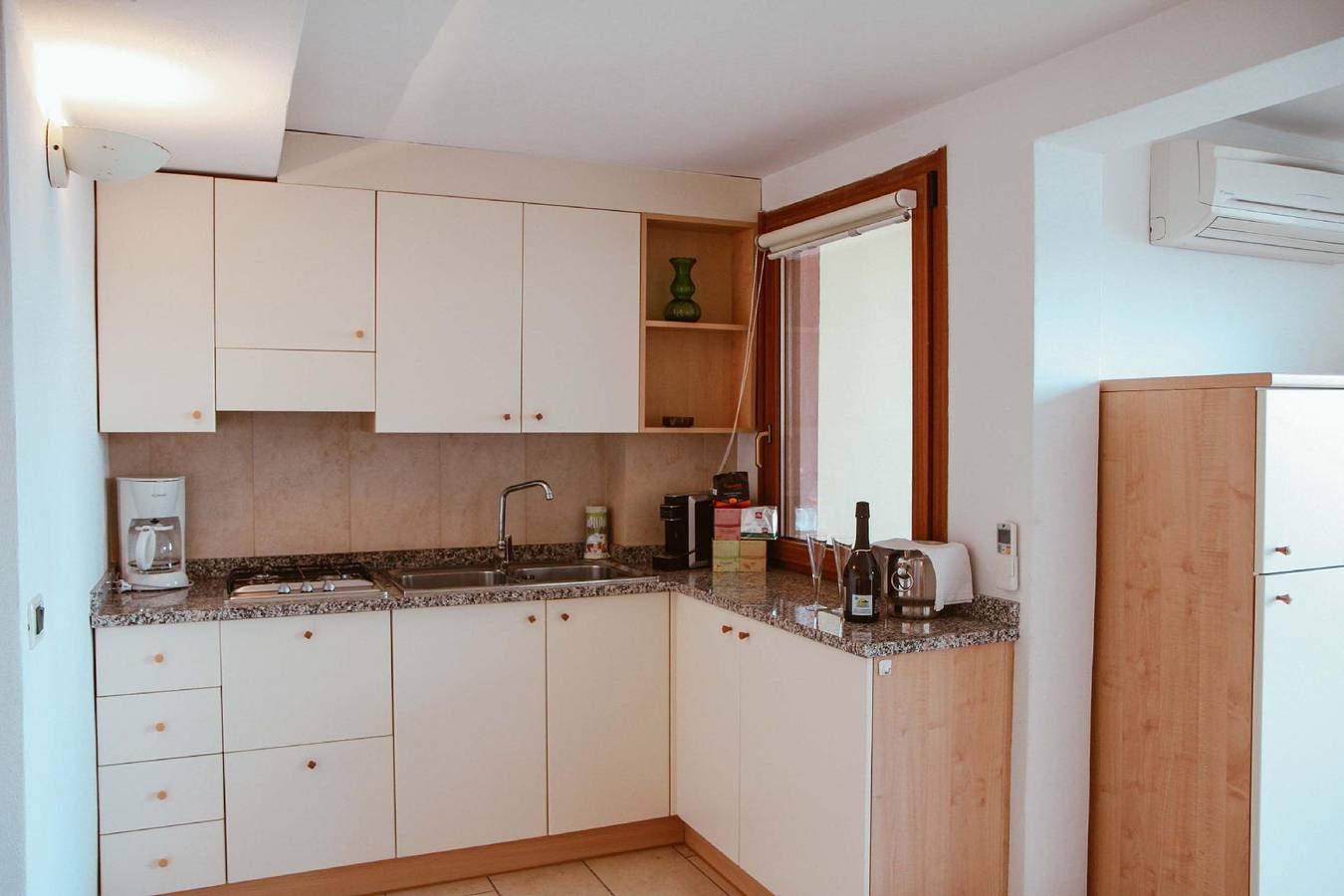 Ganze Ferienwohnung, Ein-Zimmer-Apartment Anna in San Felice del Benaco, Gardasee-Berge