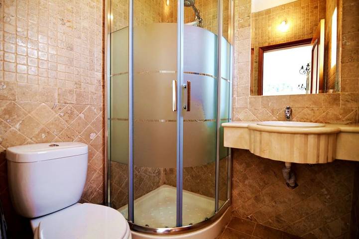 Gîte pour 14 personnes, avec jacuzzi et jardin dans Salir - 2