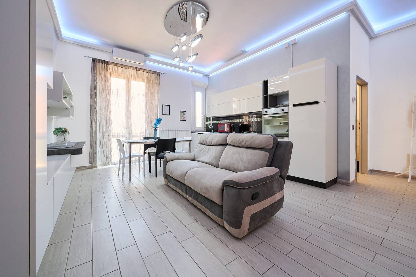 Appartement entier, Appartement "Holy Days" avec balcon, Wi-Fi et climatisation in Piombino, Côte des Étrusques
