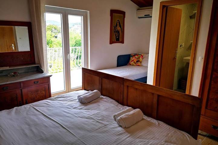 Entire apartment, Spacious apartment with beautiful marina and sea views in Kosmatovica, Slano