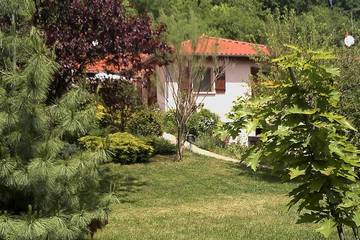 Gîte pour 7 personnes, avec terrasse et jardin à Champeix