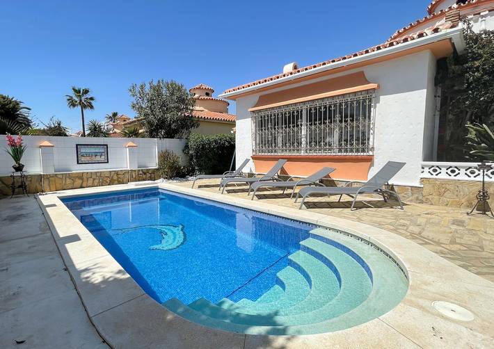 Geheel appartement, Appartement 'Studio La Terraza' met zeezicht, zwembad, tuin & Wi-Fi in Torrox Costa, Torrox