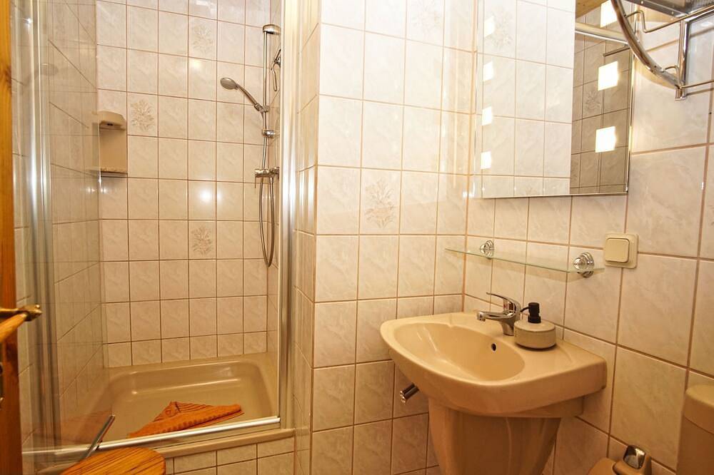 Ganze Wohnung, Gemütliche Ferienwohnung in Wassernähe - Ferienhaus Stark Ferienwohnung 03 in Ralswiek, Bergen auf Rügen und Umgebung