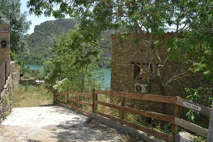 Casa rural para 4 personas, con vistas al lago además de vistas y jardín, Se admiten mascotas en Provincia de Lleida - 2