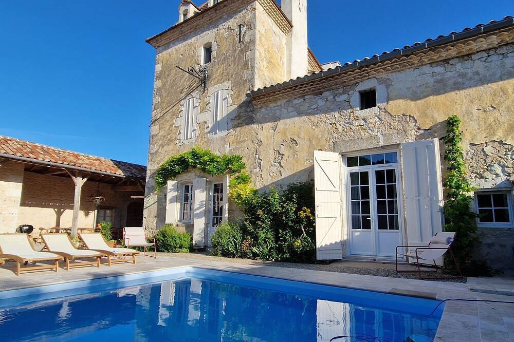 Oasis of peace and comfort. 14th-century maison de maître with swimming pool. in Laparade, Región de Marmande