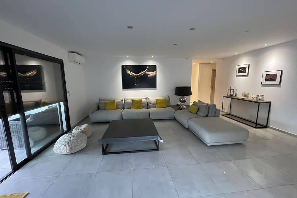 Appartamento intero, Between sea and mountains, spacious, quiet apartment with superb views. in Alata (Corsica), Ajaccio e dintorni