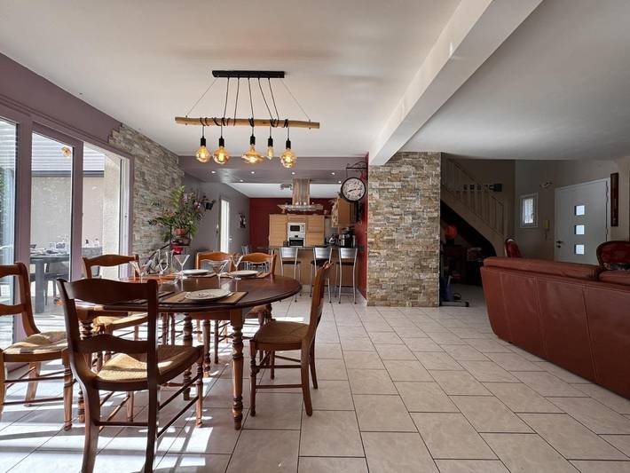 Location de vacances pour 8 personnes, avec jardin ainsi que piscine et terrasse à Moncé-en-Belin - 2