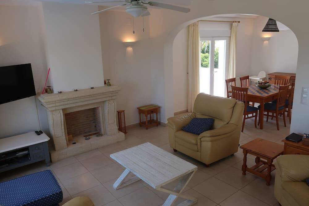Villa Casa Solvino is modern and detached with beautiful views over the valley in Xaló, Costa Blanca