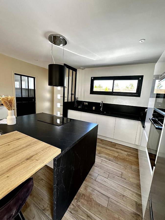 Location de vacances pour 8 personnes, avec vue ainsi que terrasse et piscine à Saint-Selve - 3