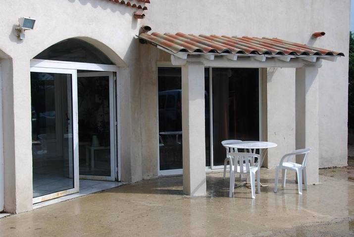 Location de vacances pour 2 personnes, avec piscine ainsi que terrasse et jardin dans Le Sambuc - 4