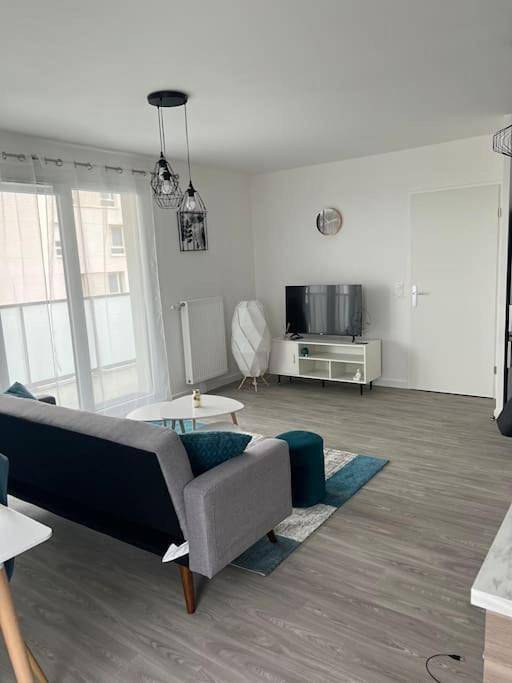 Appartement entier, Appartement F3 cozy avec balcon proche de Paris et aéroport Cdg in Villiers-le-Bel, Val-d'Oise