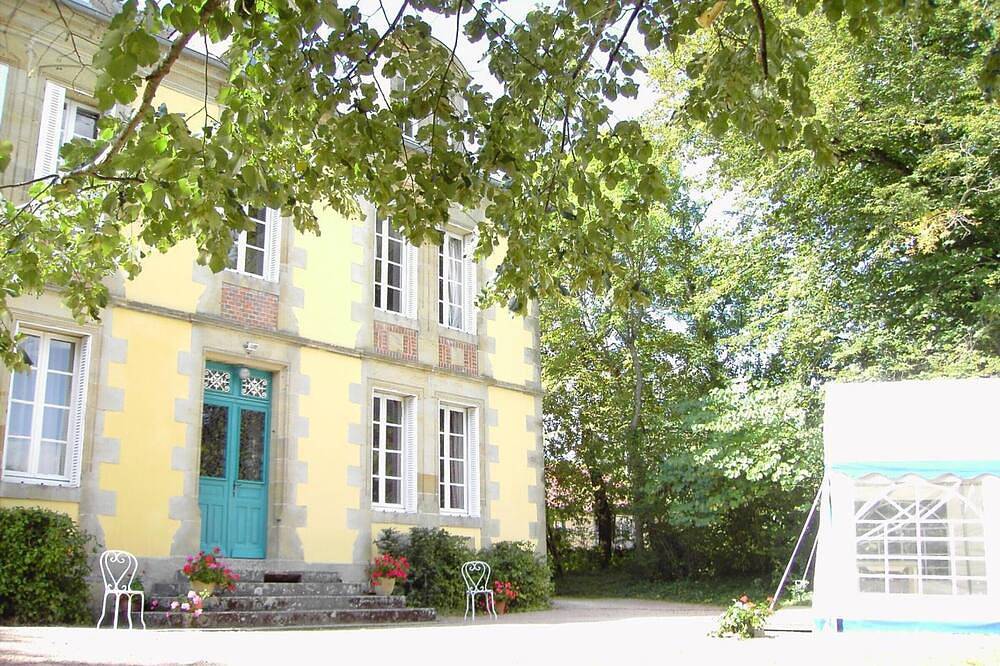 Maison de maître Xixe s. avec piscine et jardin in Gipcy, Allier