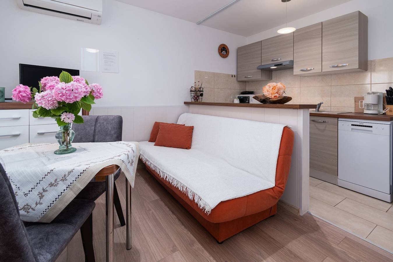 Ganze Wohnung, 1-Zimmer-Ferienwohnung mit Terrasse und Meerblick Punat, Krk A-5351-c in Punat, Krk