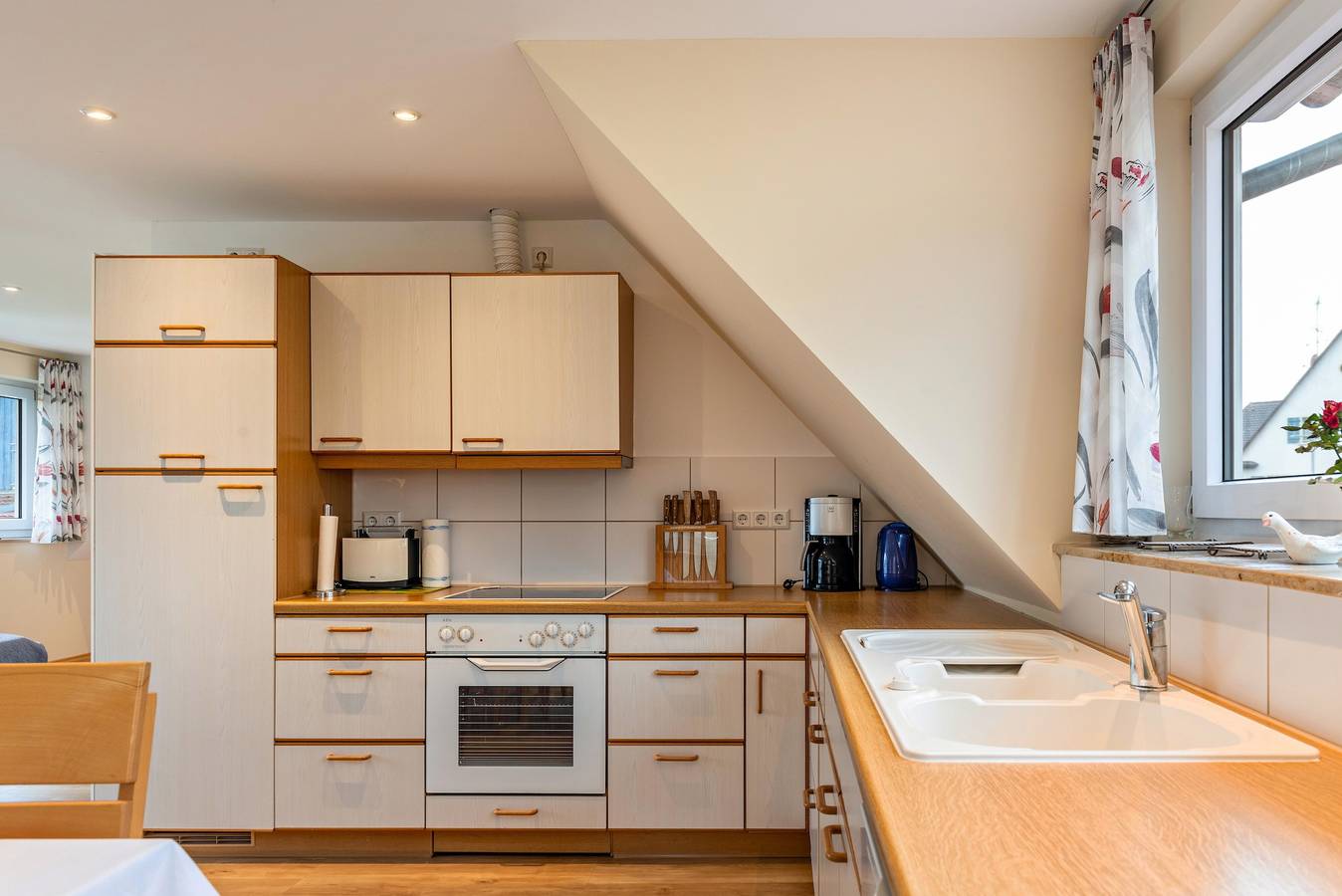 Ganze Wohnung, Lichtdurchflutete Ferienwohnung "Haus Eiche" in der Nähe des Bodensees mit Wlan, Balkon und Garten; Parkplätze vorhanden in Hödingen, Überlingen