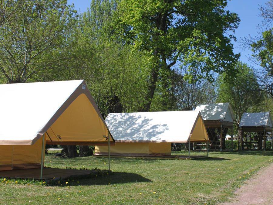 Flower Camping du Port Caroline - Tente en toile et en bois 2 personnes - Tente Treck Standard 1 chambre (sans sanitaires ni cuisine / sans véhicule) in Loire-Authion, Région d'Angers