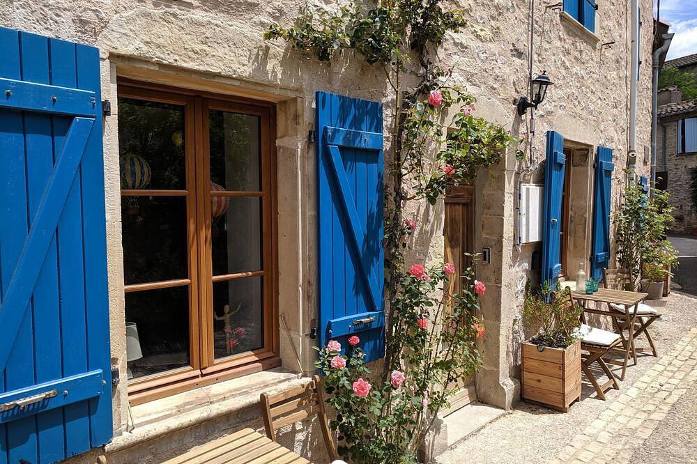 Une charmante maison de campagne avec des équipements modernes. in Puycelsi, Région d'Albi