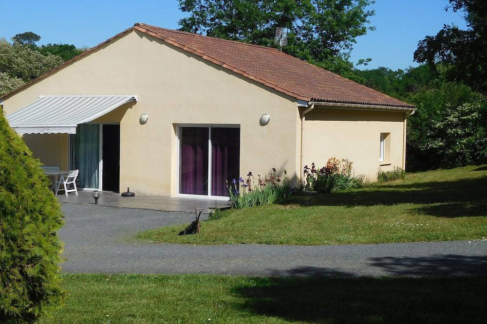 Gîtelepetitbal, au calme, piscine chauffée, 110m2, 12km de Sarlat, Wifi Gratuit. in Veyrignac, Quercy