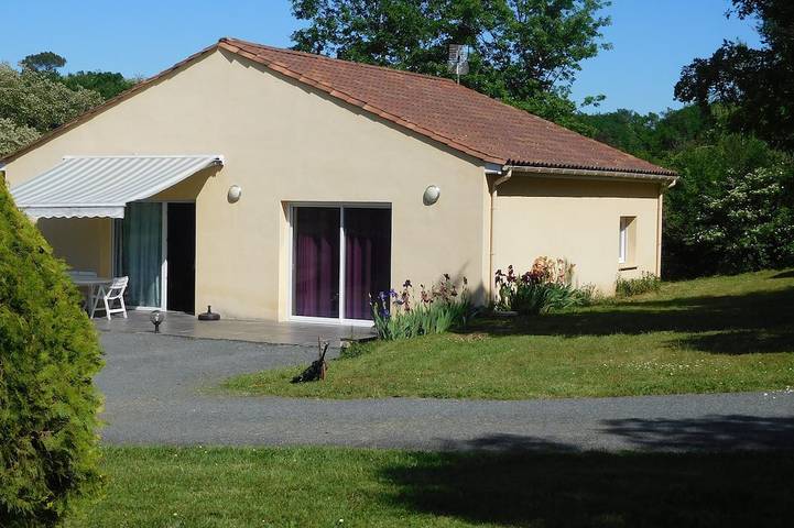 Location de vacances pour 5 personnes, avec Terrasse ainsi que Jardin et Piscine à Veyrignac