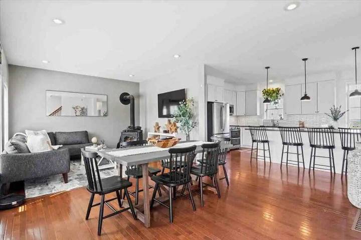 Vacation rental for 12 people, with balcony and yard in Canandaigua Lake