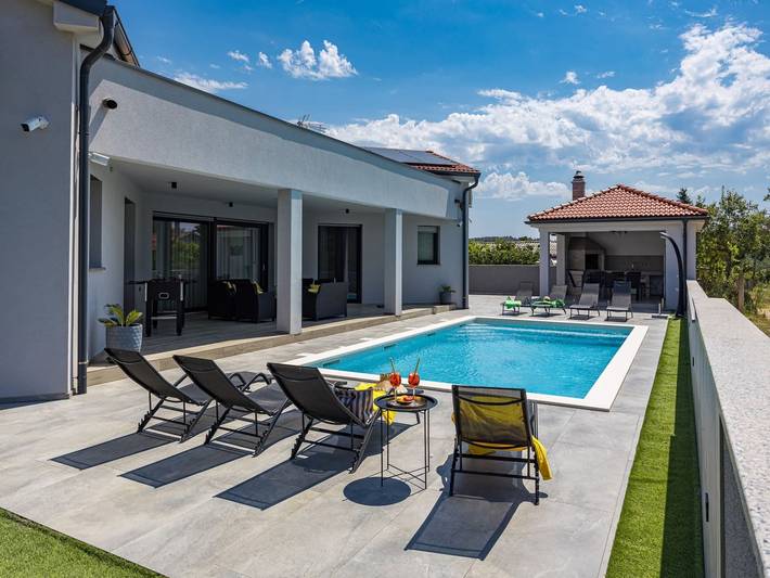 Ferienhaus für 8 Personen, mit Balkon und Terrasse sowie Garten und Pool in Pula