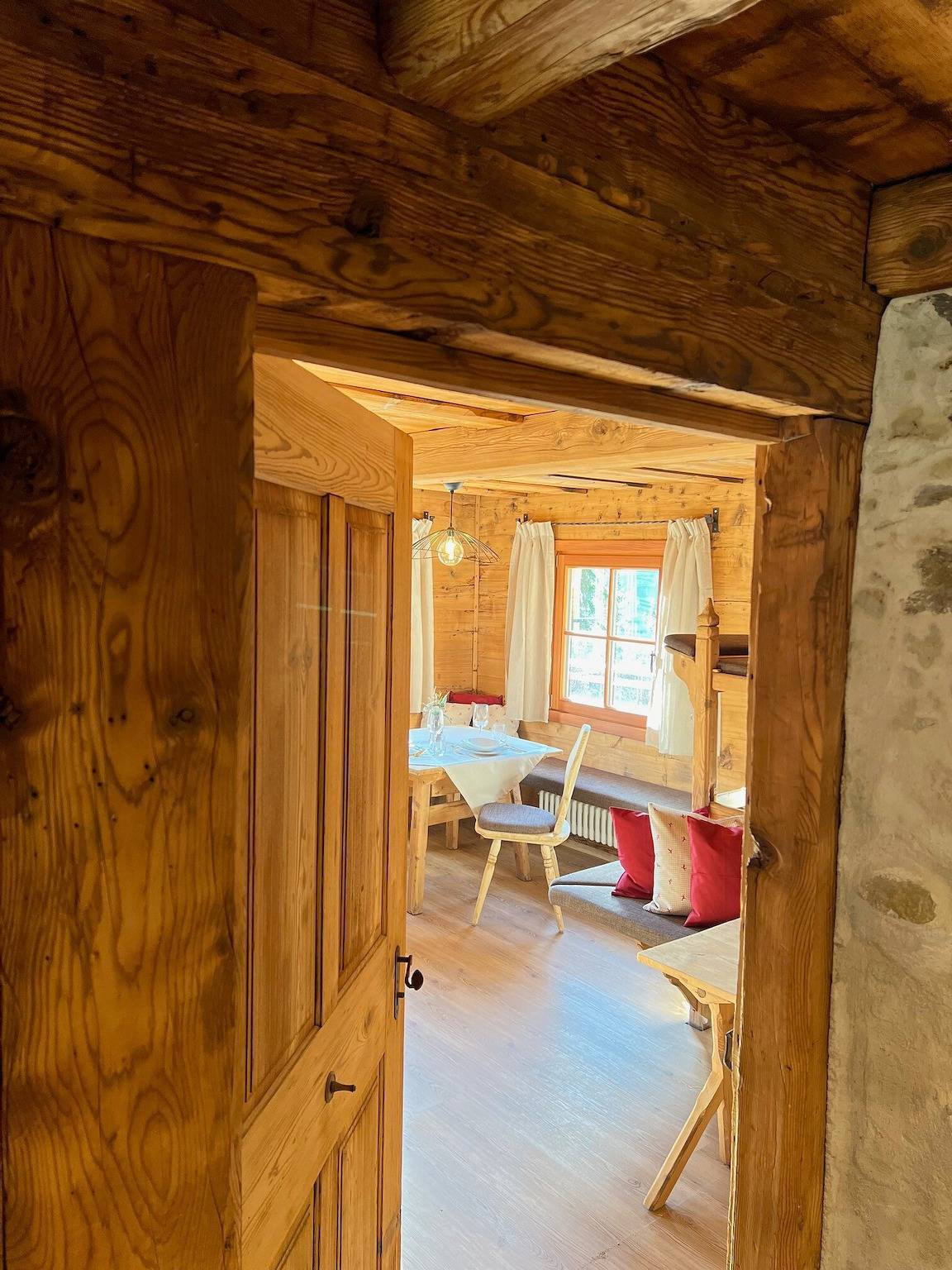 Nieuw geopend – Chalet 'Larchrast' met bergzicht, privéterras, een plek van rust in Ulten, Ortler Alps