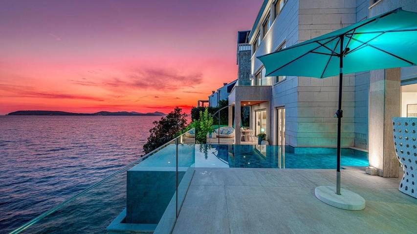 Villa pour 10 personnes, avec sauna ainsi que jardin et piscine, animaux acceptés à Lozica