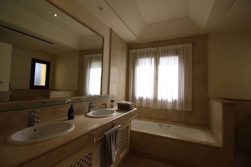 Ganze Wohnung, 5 Sterne, 3 Zimmer 221 m2 Wohnung in Valgrande, 150 Meter von Valderrama in Sotogrande, San Roque