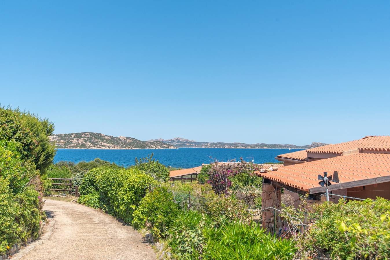 Ferienhaus Punta Nera in Strandnähe mit Meerblick und Garten in Palau (dorf), Palau (Sardinien)