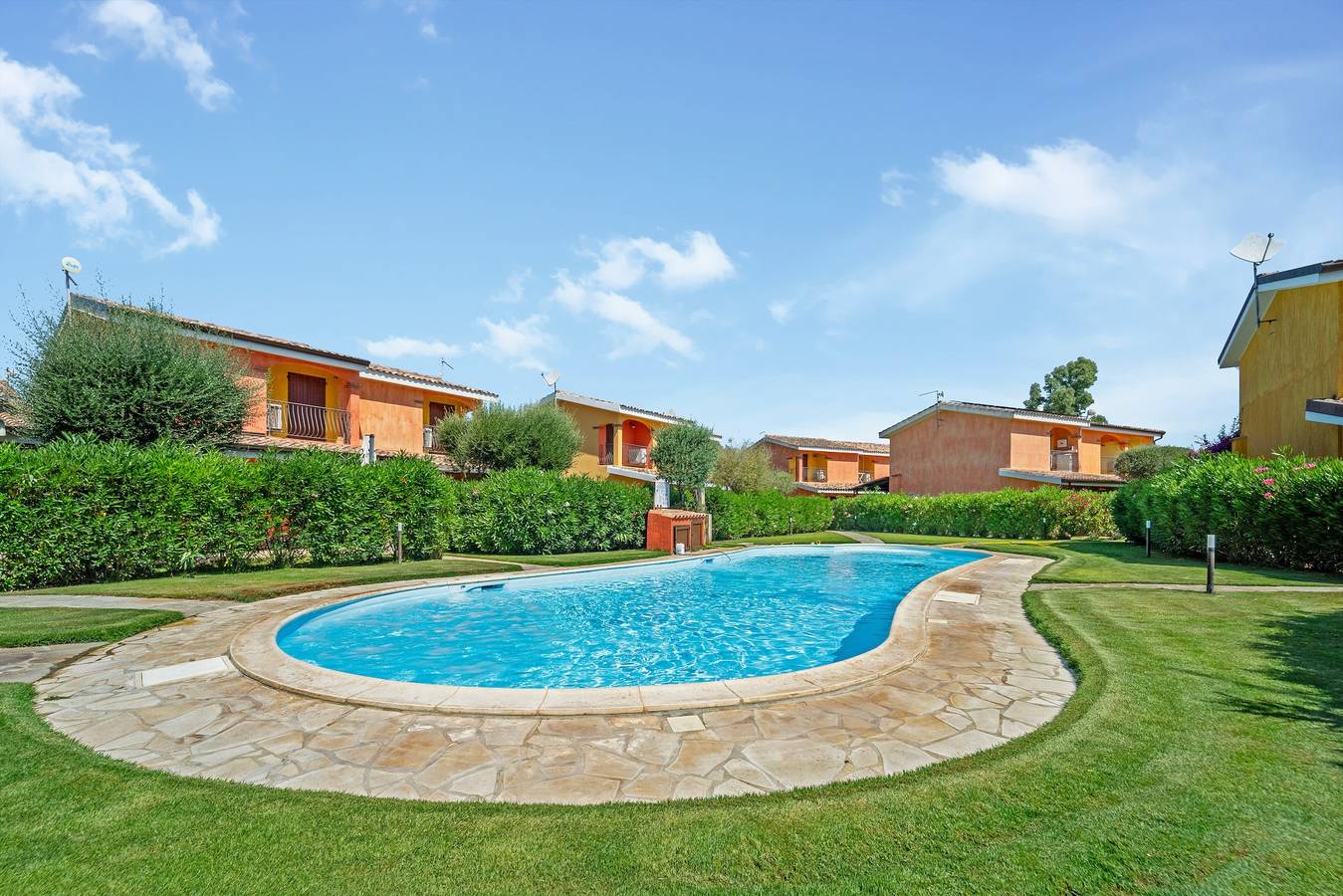 Villa 'Livia' con piscina comunitaria, terraza privada y jardín privado in Porto Pino, Sulcis Iglesiente