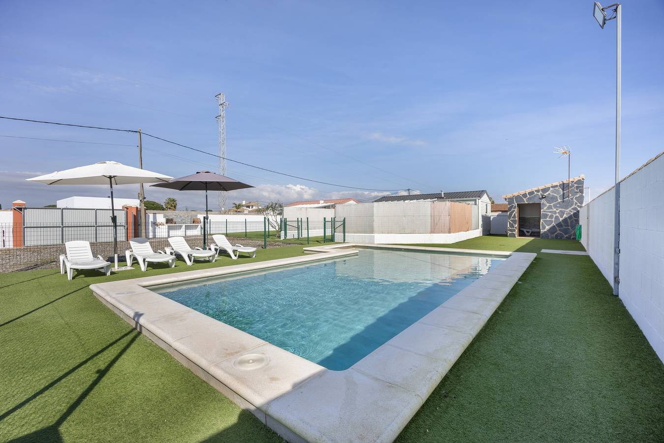 Casa de vacaciones 'El Olivo 1' con piscina compartida, Wi-Fi y aire acondicionado in Playa La Barrosa, Chiclana de la Frontera