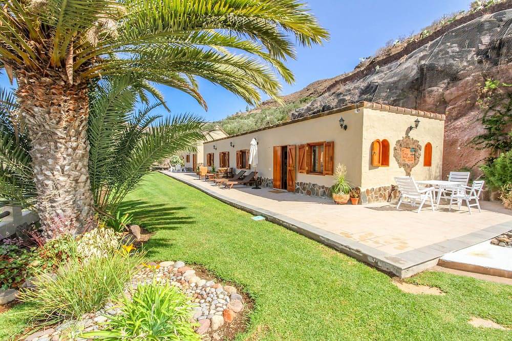 Villa with pool, gardens and fruit trees in San Bartolomé de Tirajana, South Gran Canaria