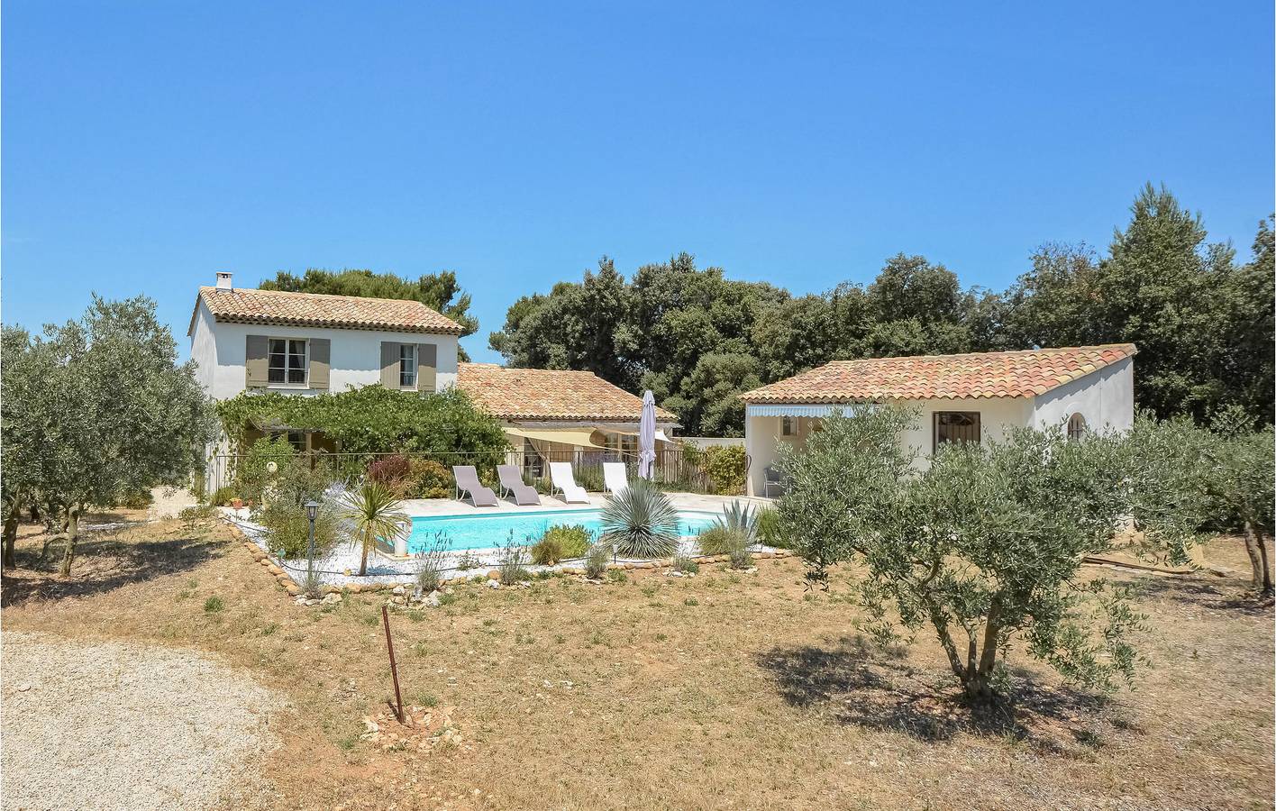 Apt. tranquille de 147m2 avec piscine et parking, 1km d'Eygalières in Eygalières, Région d'Arles