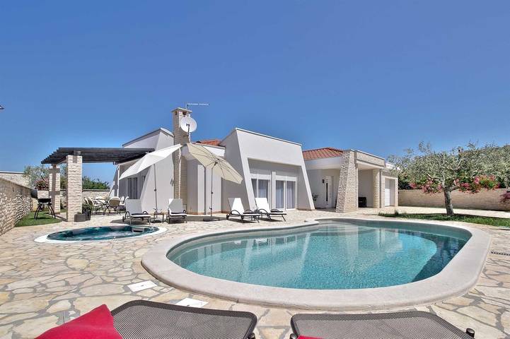 Villa für 8 Personen, mit Balkon/Terrasse und Terrasse sowie Pool in Umag