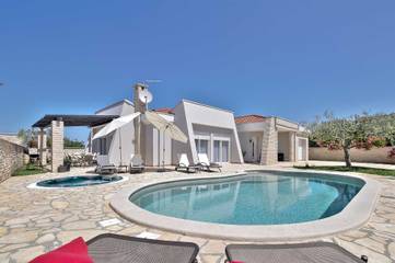 Villa für 8 Personen, mit Balkon/Terrasse und Pool sowie Terrasse in Umag