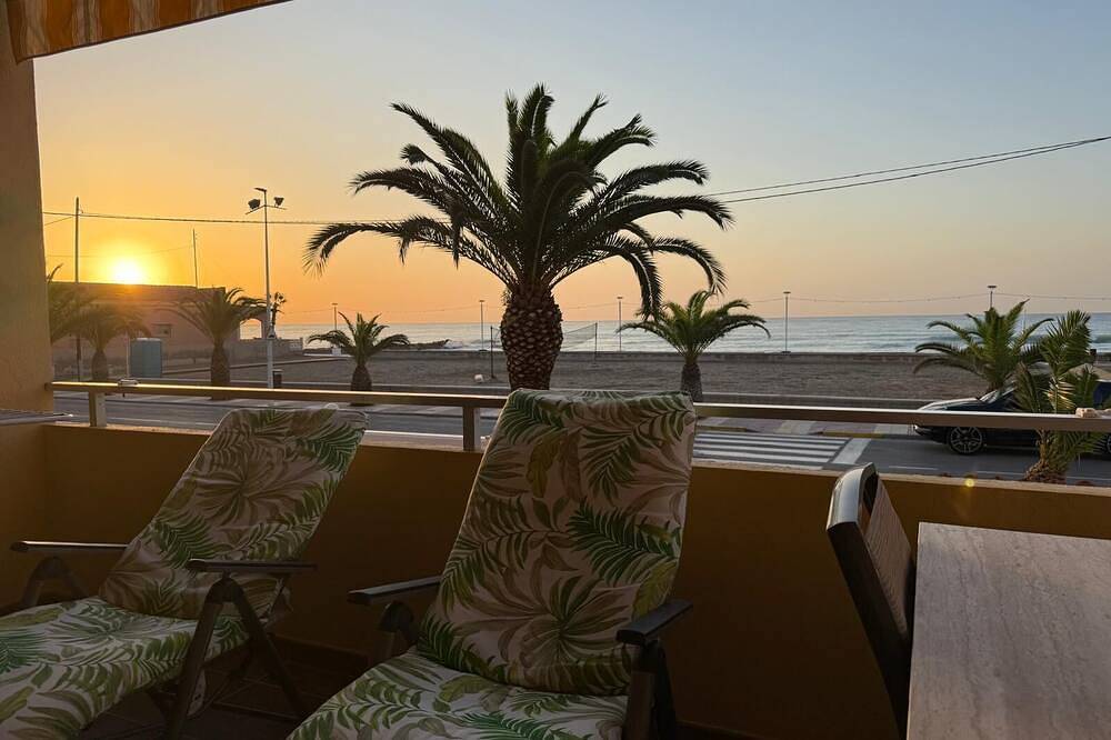 Entire apartment, Oceanfront - Ideal for couples and telecommuting in Costa del Azahar