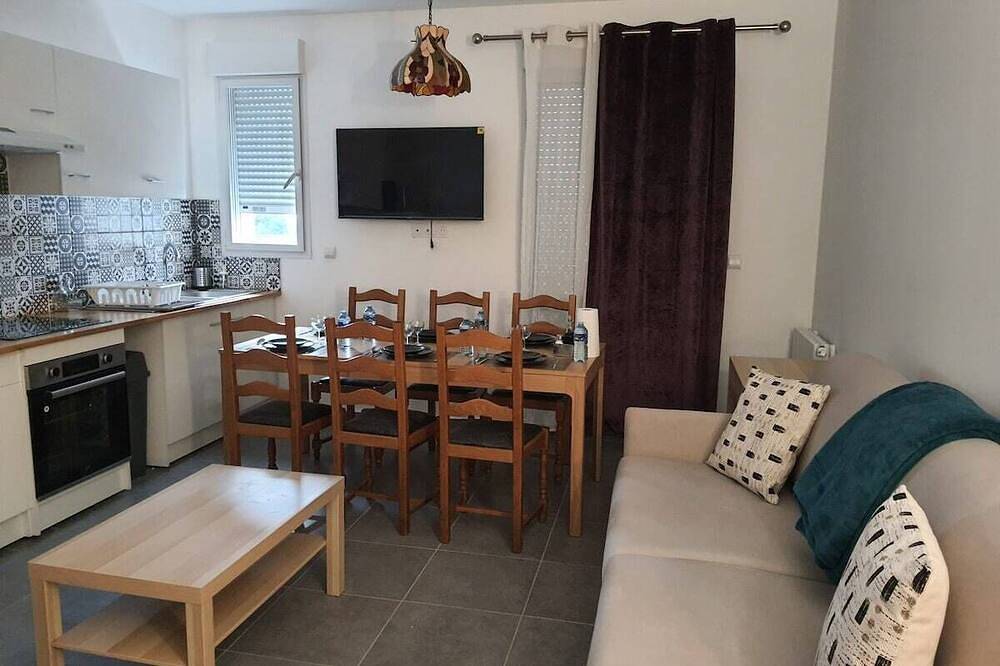 Entire apartment, 2 Bedroom unit in front of Le Bourget airport in Le Blanc-Mesnil, Seine-Saint-Denis