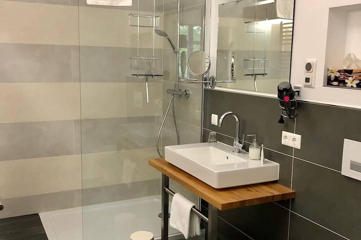 Ganze Wohnung, Gemütliche Ferienwohnung (32 qm) für bis zu zwei Personen mit Flachbild-Fernseher in Bad Alexandersbad, Landkreis Wunsiedel im Fichtelgebirge